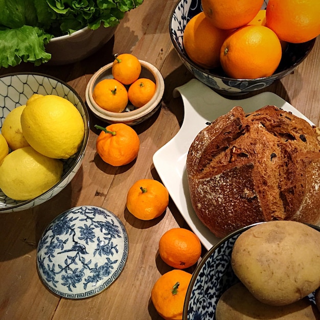 Vista ad alta angolazione del pane con la frutta sul tavolo