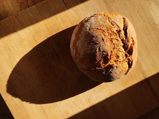 Vista ad alta angolazione del pane sul tavolo