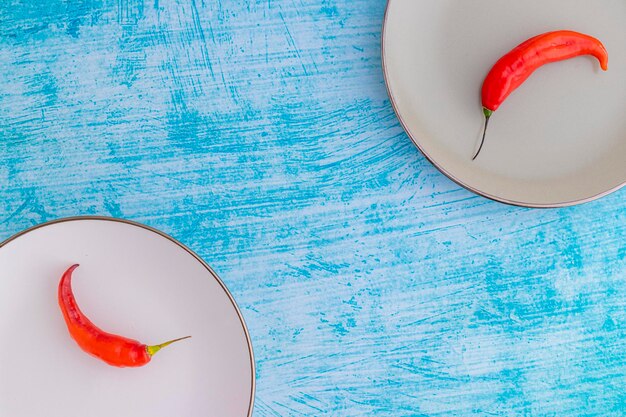 Vista ad alta angolazione del peperoncino rosso sul tavolo