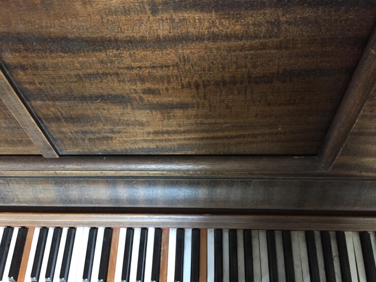 Foto vista ad alta angolazione del pianoforte a coda
