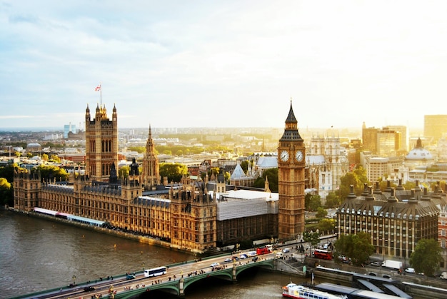 Vista ad alta angolazione del ponte di Westminster dal Big Ben contro il cielo