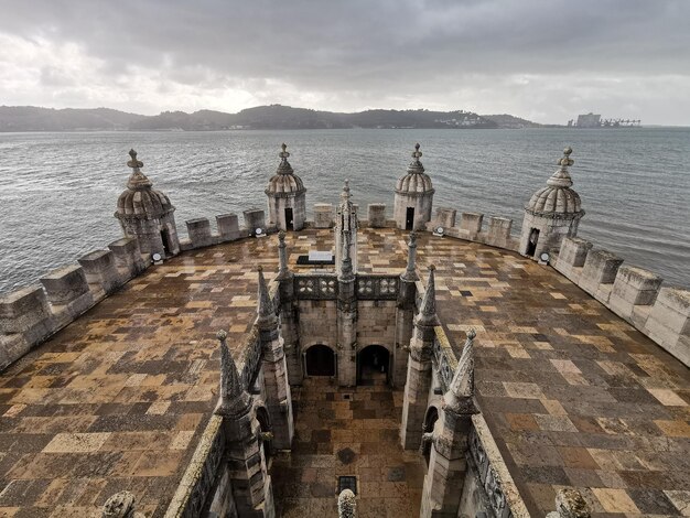 Vista ad alta angolazione del ponte sul mare