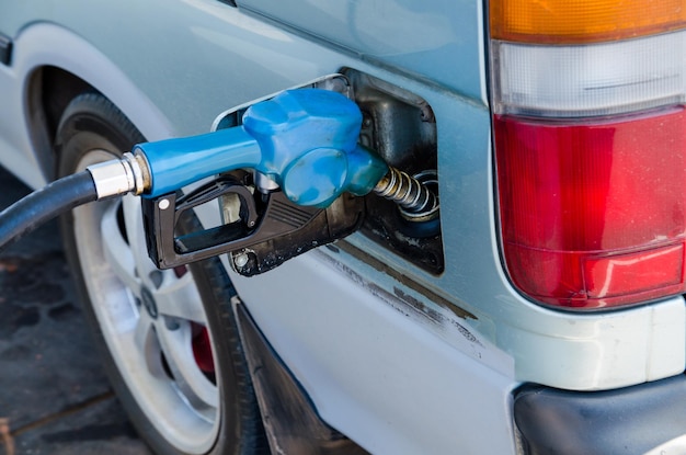 Vista ad alta angolazione del rifornimento di carburante della macchina alla stazione di servizio