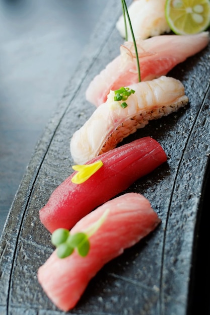 Vista ad alta angolazione del sushi servito in vassoio