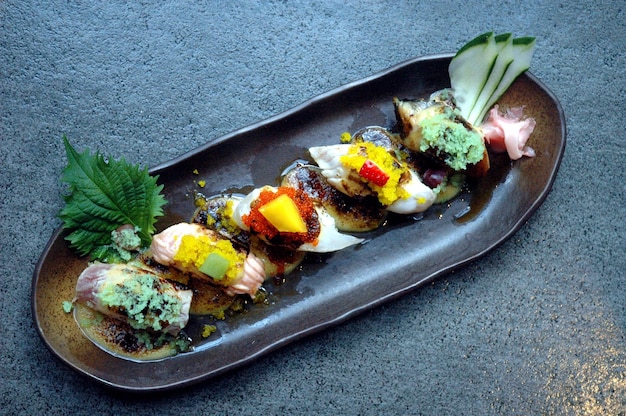 Vista ad alta angolazione del sushi sul piatto
