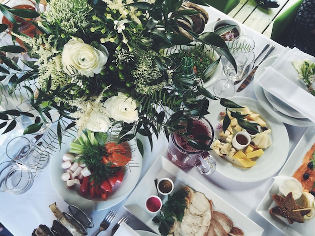Vista ad alta angolazione del vaso e del cibo sul tavolo durante il matrimonio