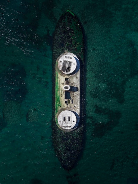 Vista ad alta angolazione del vecchio orologio in mare