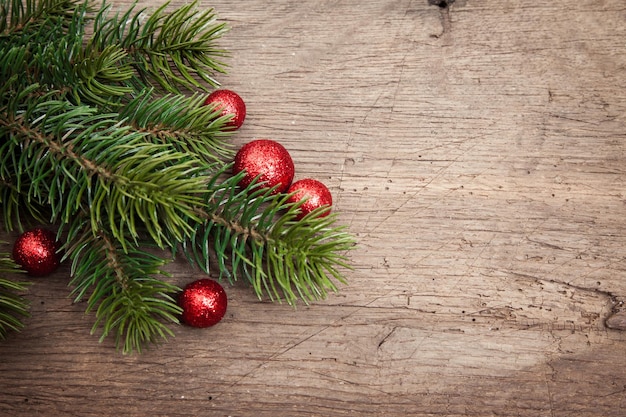 Vista ad alta angolazione dell'albero di Natale tagliato dagli ornamenti sul tavolo