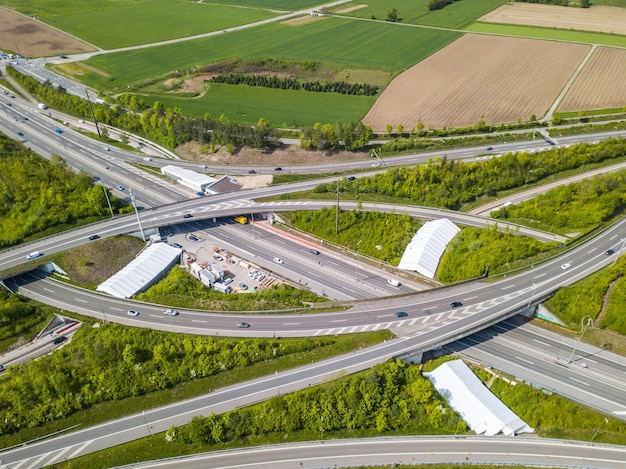Vista ad alta angolazione dell'autostrada per strada in città