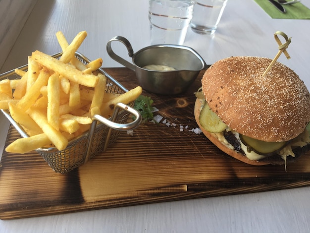 Vista ad alta angolazione dell'hamburger sul tavolo