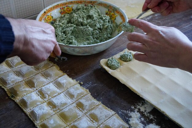 Vista ad alta angolazione dell'uomo che prepara il cibo sulla tavola