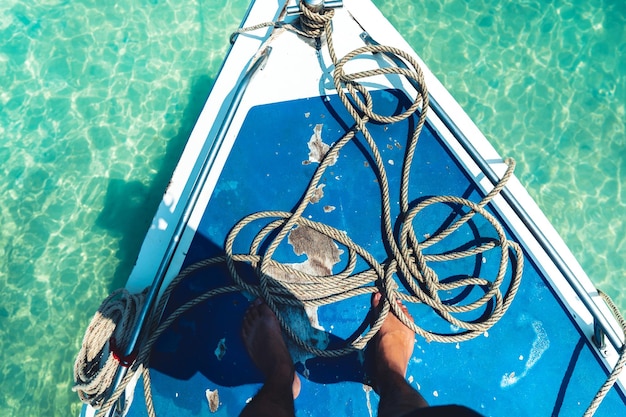 Vista ad alta angolazione dell'uomo in piscina