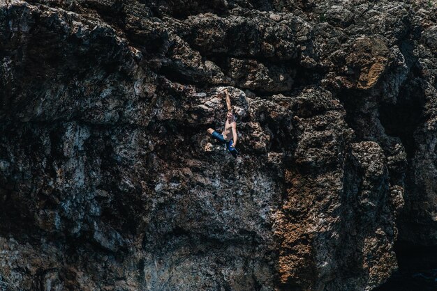 Vista ad alta angolazione dell'uomo sulla roccia in una grotta