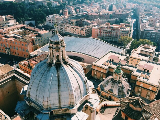 Vista ad alta angolazione della basilica di San Pietro e degli edifici della città