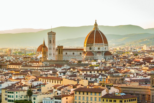Vista ad alta angolazione della cattedrale di Firenze in città durante il tramonto