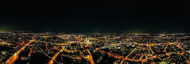 Vista ad alta angolazione della città illuminata contro il cielo notturno