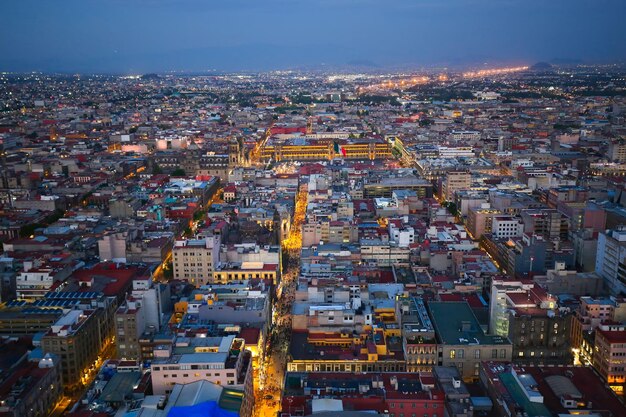 Vista ad alta angolazione della città illuminata contro il cielo