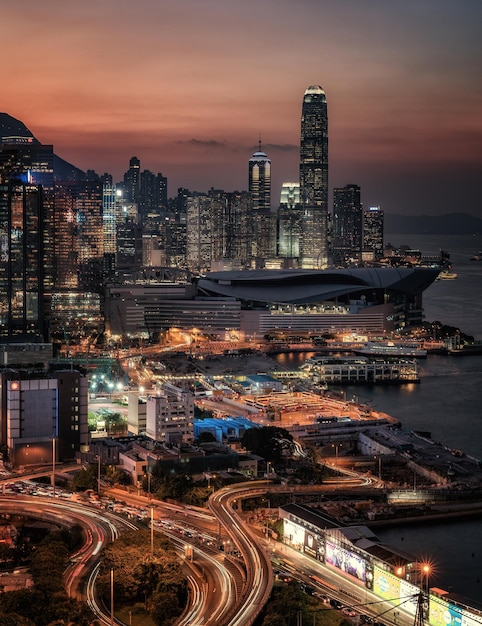 Vista ad alta angolazione della città illuminata di notte