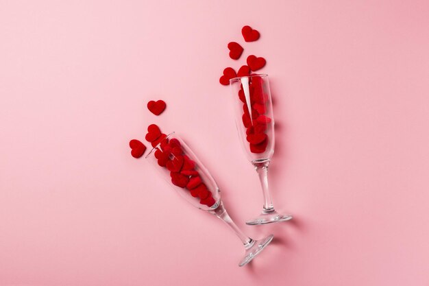Vista ad alta angolazione della forma di cuore rosso su sfondo rosa