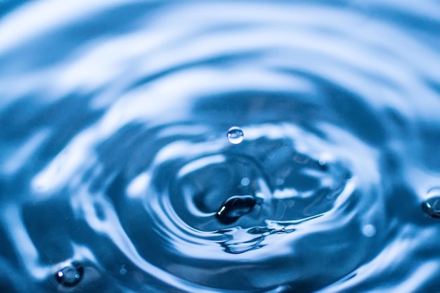 Vista ad alta angolazione della goccia che cade in acqua