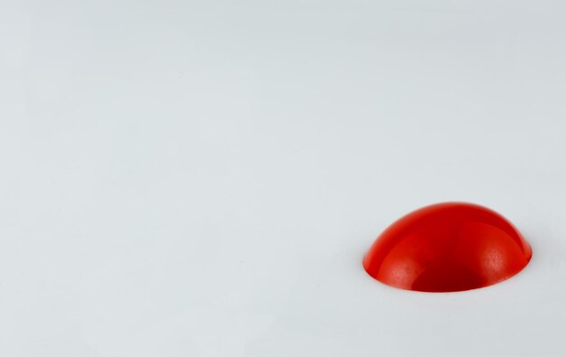 Vista ad alta angolazione della mela rossa sullo sfondo bianco.