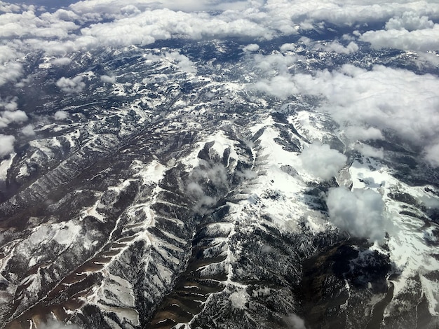 Vista ad alta angolazione della montagna coperta di neve contro il cielo