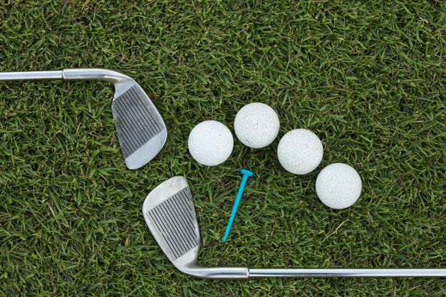 Vista ad alta angolazione della palla da golf sull'erba