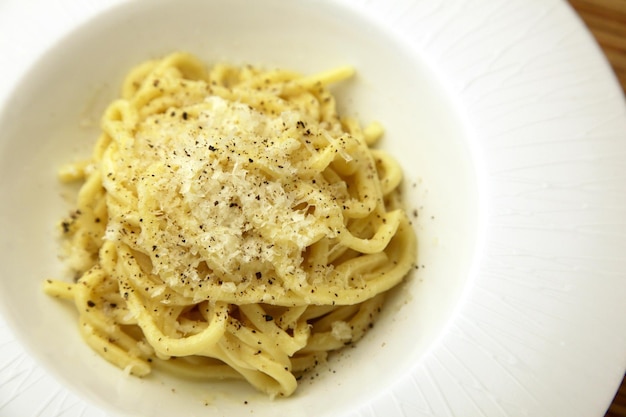 Vista ad alta angolazione della pasta nel piatto sul tavolo