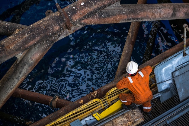 Vista ad alta angolazione della piattaforma offshore di lavoro in oceano