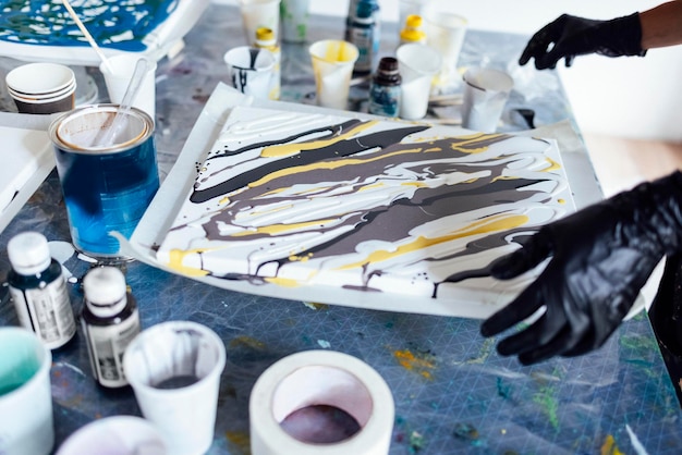 Vista ad alta angolazione della pittura della persona