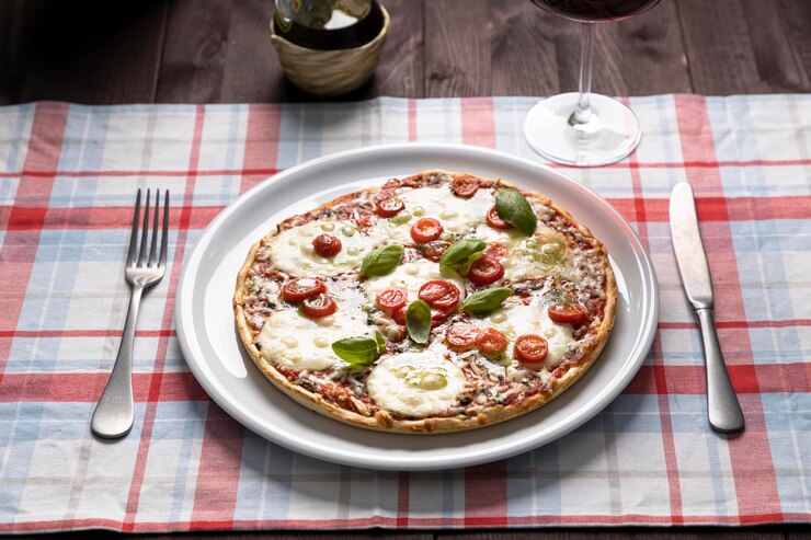 Foto vista ad alta angolazione della pizza nel piatto