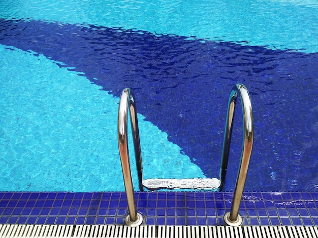 Vista ad alta angolazione della ringhiera della piscina
