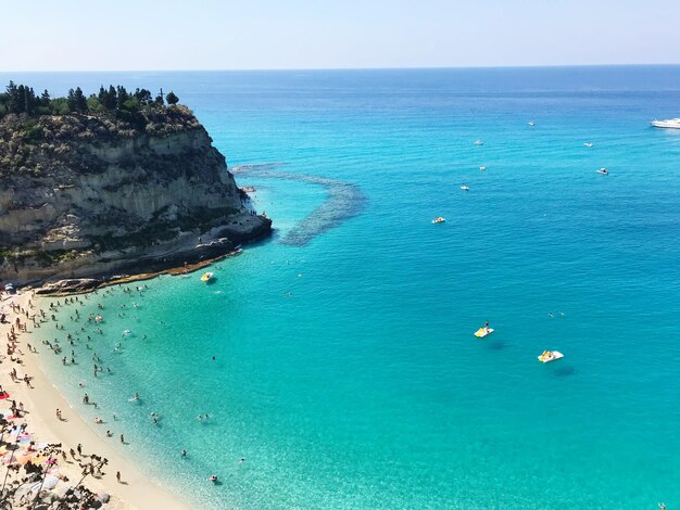 Vista ad alta angolazione della riva del mare contro il cielo