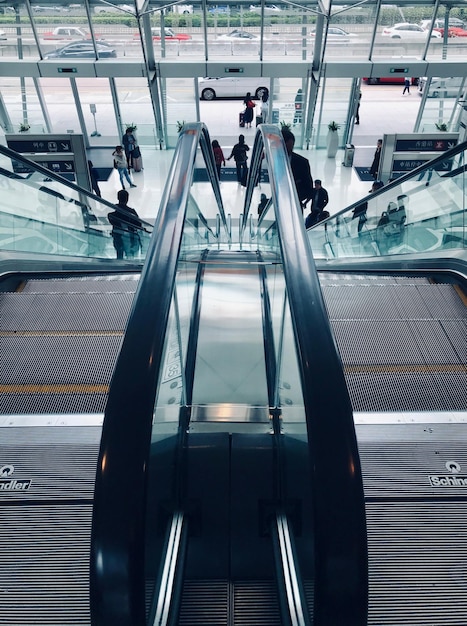 Vista ad alta angolazione della scala mobile in un aeroporto