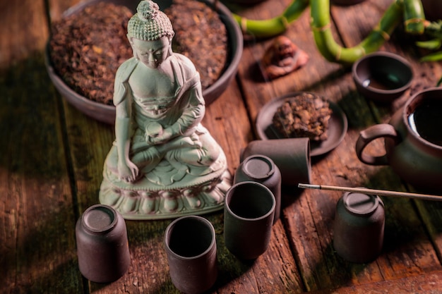 Vista ad alta angolazione della statua di Buddha sul tavolo
