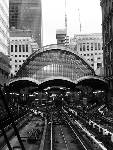 Vista ad alta angolazione della stazione ferroviaria e degli edifici della città