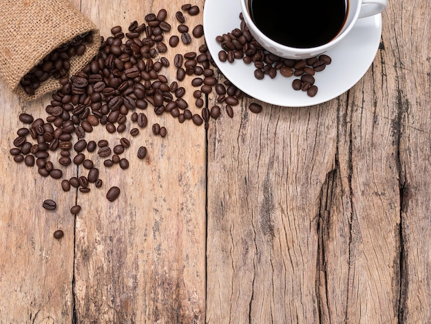 Vista ad alta angolazione della tazza di caffè sul tavolo