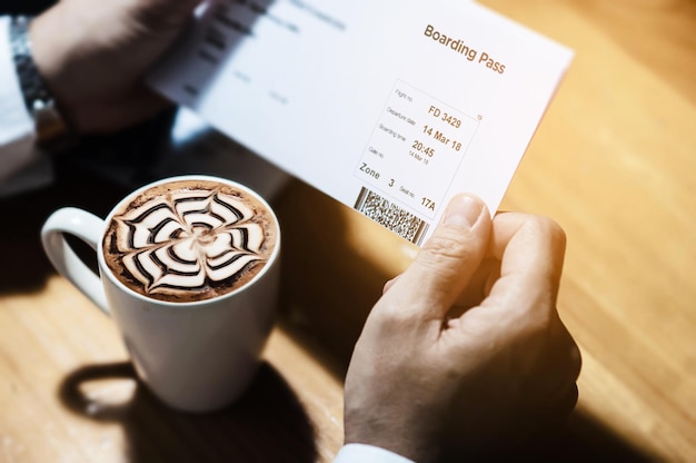 Vista ad alta angolazione della tazza di caffè sul tavolo