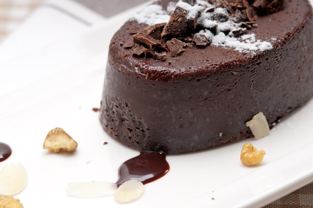 Vista ad alta angolazione della torta di cioccolato nel piatto