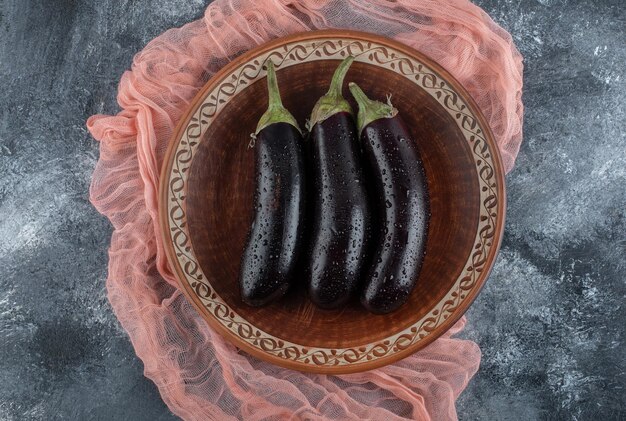 Vista ad alta angolazione della torta di cioccolato sul tavolo