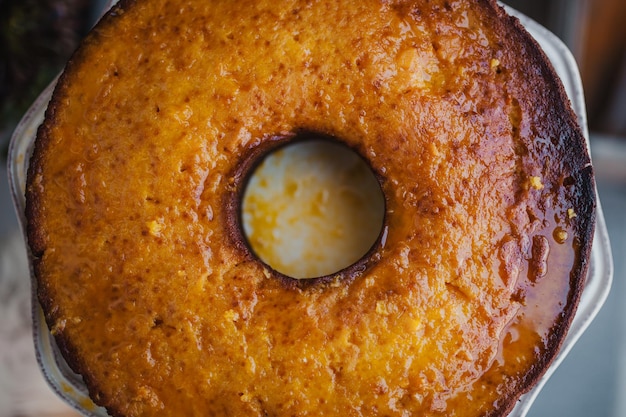 Vista ad alta angolazione della torta nel contenitore