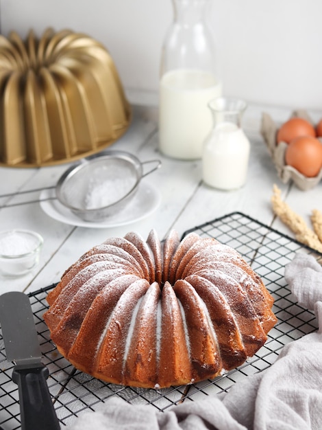 Vista ad alta angolazione della torta nel piatto sul tavolo