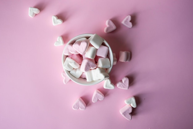 Vista ad alta angolazione della torta rosa sul tavolo