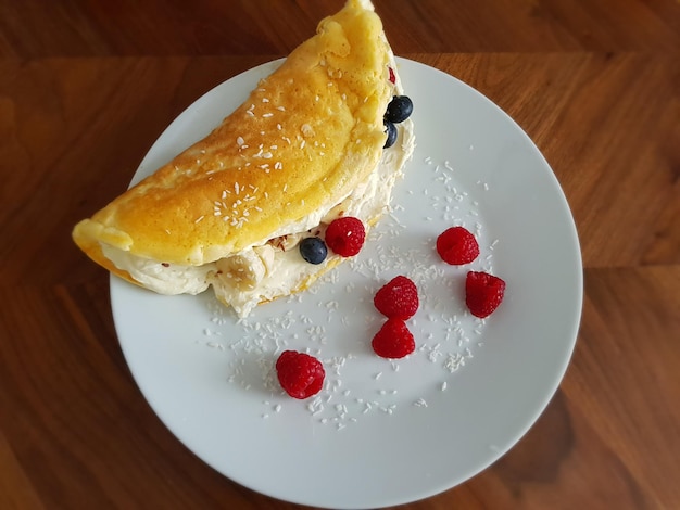 Vista ad alta angolazione della torta sul tavolo