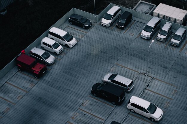 Vista ad alta angolazione delle auto parcheggiate nel parcheggio