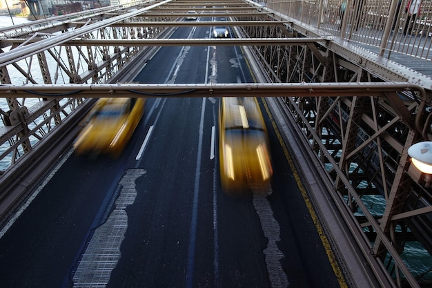 Vista ad alta angolazione delle auto sul ponte