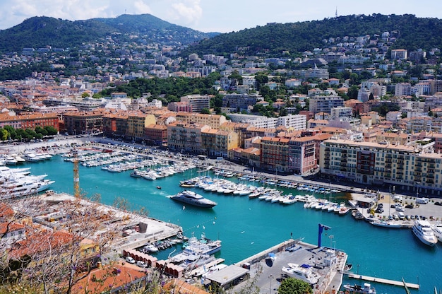 Vista ad alta angolazione delle barche ormeggiate al porto dagli edifici della città