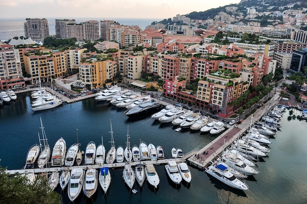 Vista ad alta angolazione delle barche ormeggiate sul fiume in città