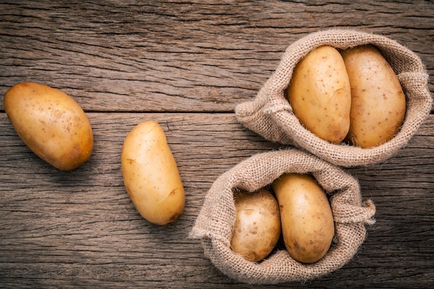 Vista ad alta angolazione delle patate su tavola