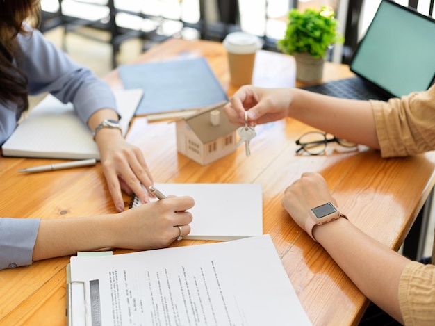 Vista ad alta angolazione delle persone che lavorano sul tavolo